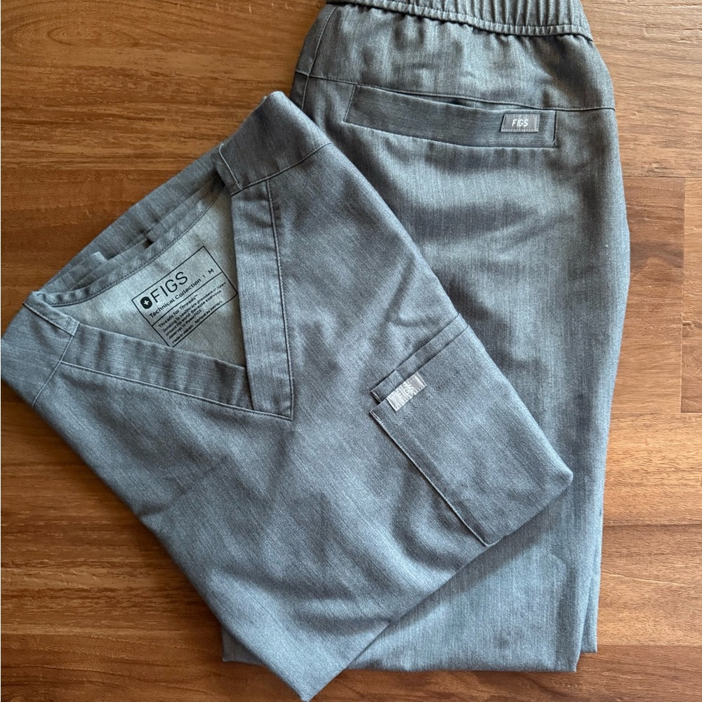 FIGS Men's Graphite Scrub Set